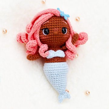Bambola Sirena con Capelli Ricci Rosa Schema all’Uncinetto (1)
