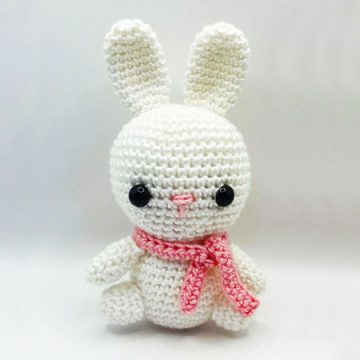 Coniglietto Bianco con Sciarpa all’Uncinetto Schema Gratis (1)